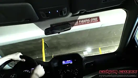 Мачеха вознаграждает пасынок минетом в машине