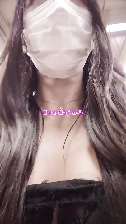 فيديو ليرتدي ملابس كروس يستمني بهدوء في حمام عام