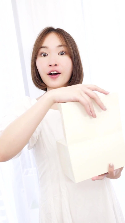 섹시한 작은 비키니를 입고 알몸으로 노는 Aya Oukura