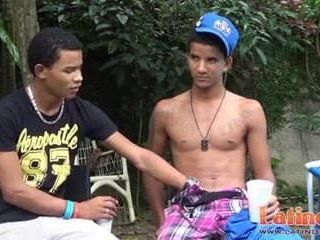 Dos amigos latinos gay se ensucian junto a la piscina