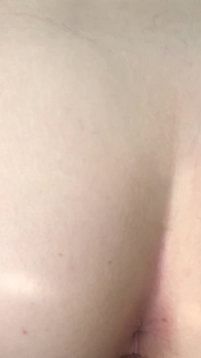 令人兴奋的时刻来自“他不想给我射精，所以我用我紧致的流着白浆的阴户抓住了他的大黑屌，并得到了我应得的精液”