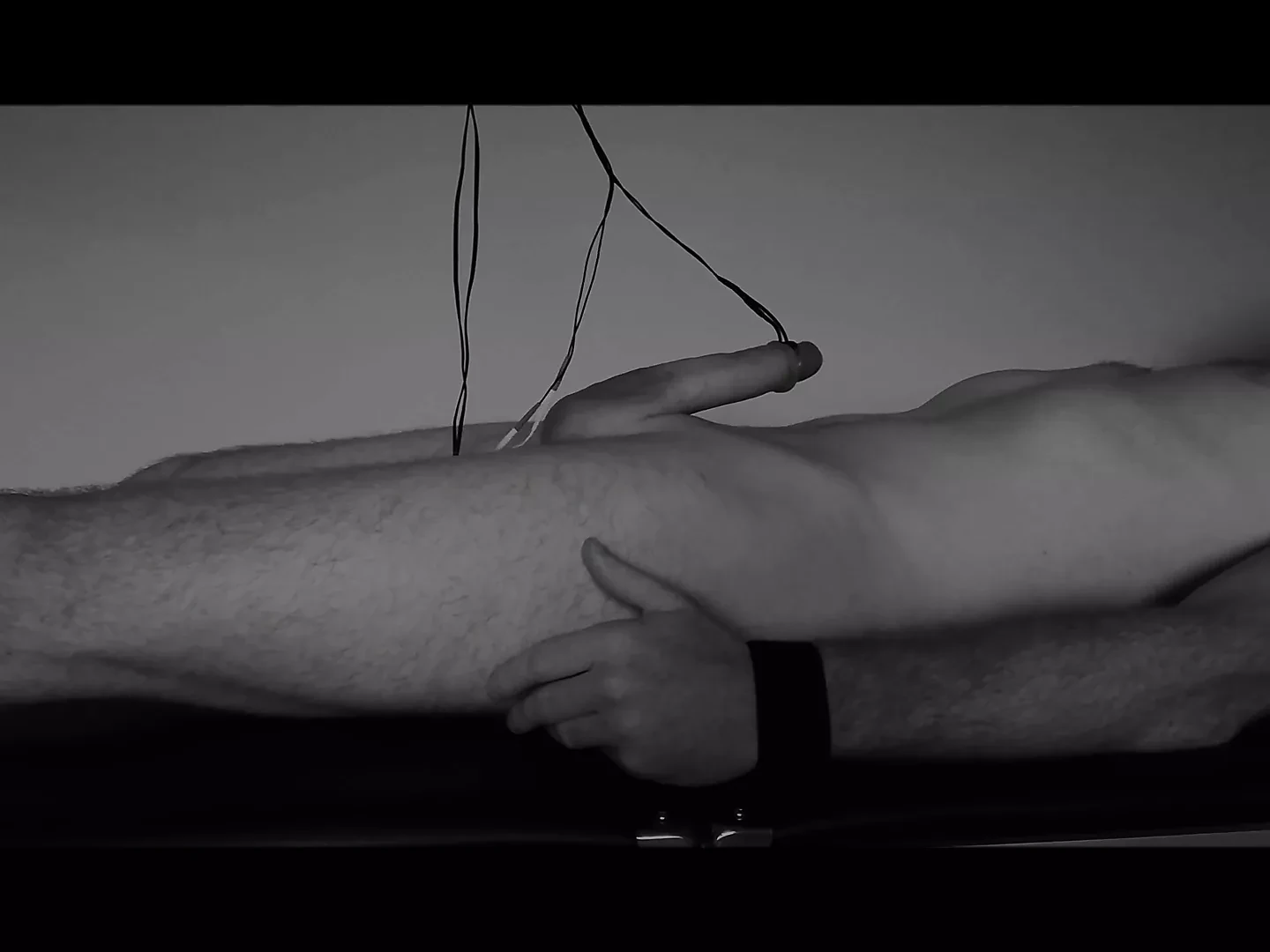 Bunden och mjölkad till handsfree orgasm. e-stim cumshot kantning