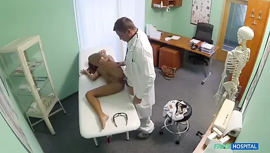 Fake hospital - heißer junger arsch, der zur vollständigen untersuchung gesprochen wird, nimmt einen creampie