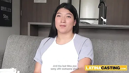 Büyük memeli Asyalı latin baş aşağı gırtlağına kadar öğürüyor ve meme sikişi