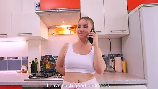 Die untreue ehefrau ruft ihre freundin, zu ihren liebhabern zu gehen, und ihr ehemann hört alles, squirt, harter fick in der küche