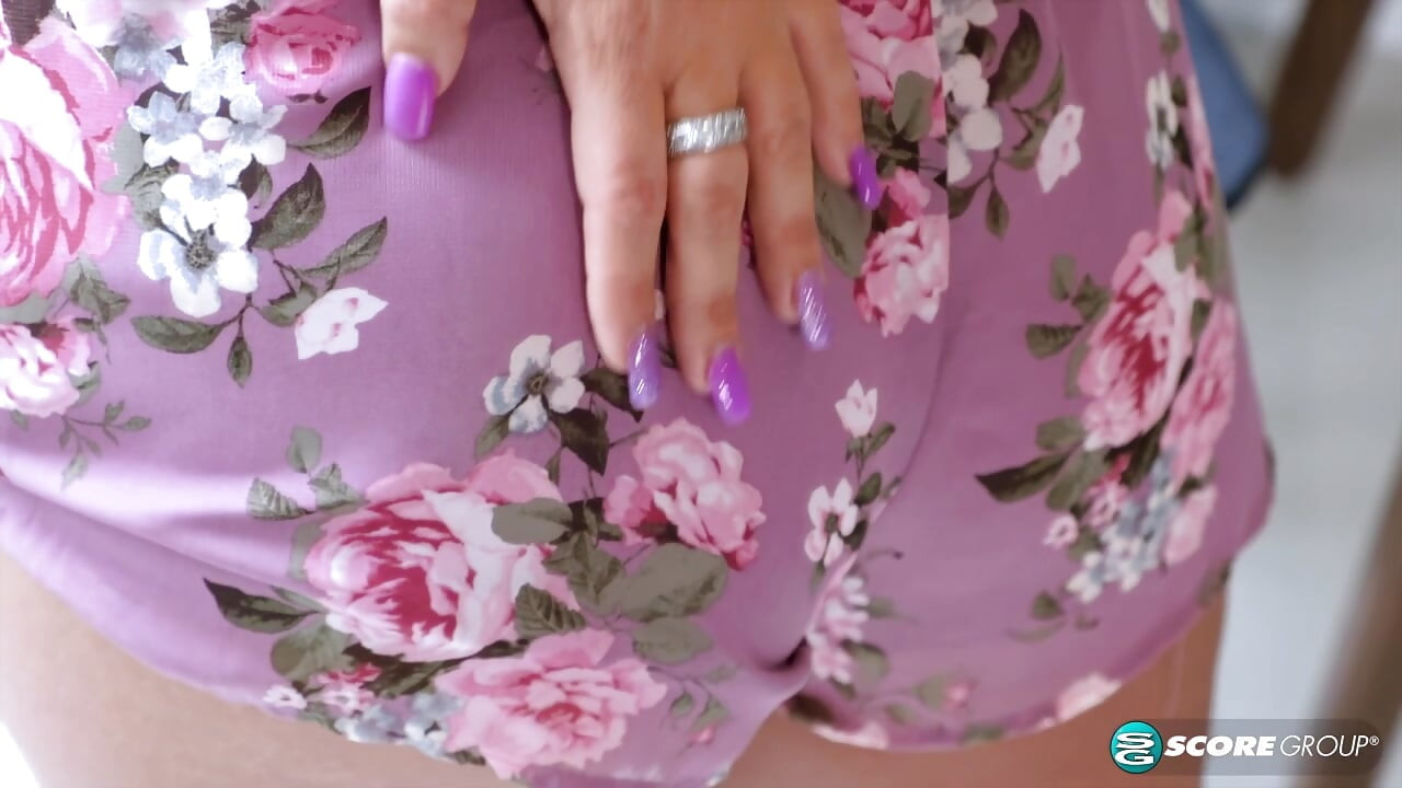 Kiki Klout est un briseur de coeur avec une culotte légèrement plus sexy