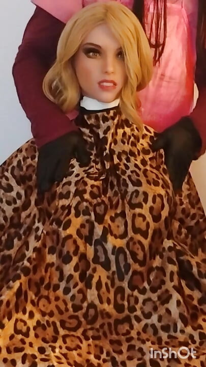 Sesión de modelado con la capa de corte de pelo sedosa y suave de Lauren