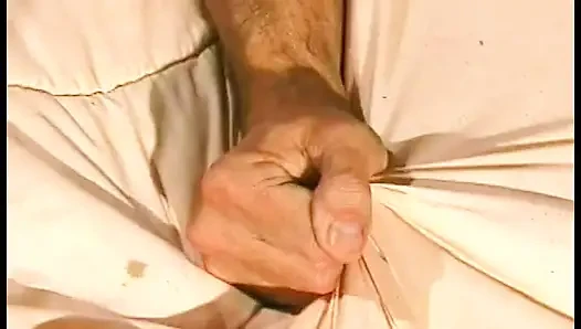Güzel esmer hemşire Anna Malle kel delikanlının anal boşluğunu parmakları, ayak parmakları ve büyük takma yarak takma yarakla inceliyor