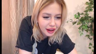 Blonde meid neukt haar poesje op cam