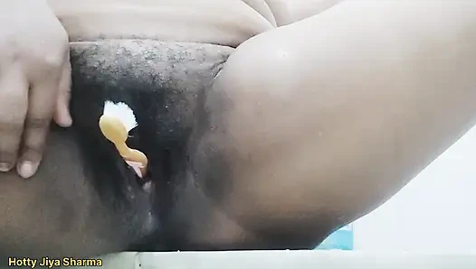 Gelini kayınpeder tarafından sikiliyor, bahu apne sasur se amcık chudwa rahi hai