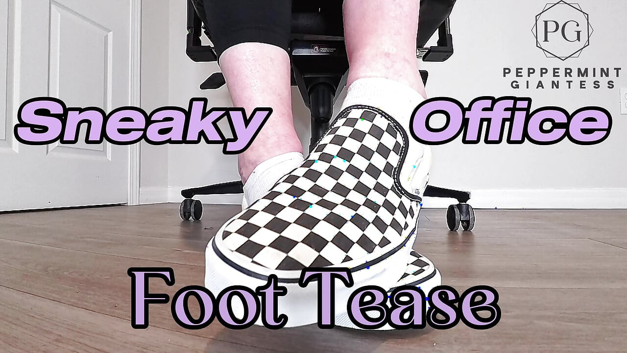 Sneaky Office Foot Tease i skakternede varevogne - Tå-only Strip & Intens Barefoot Play POV
