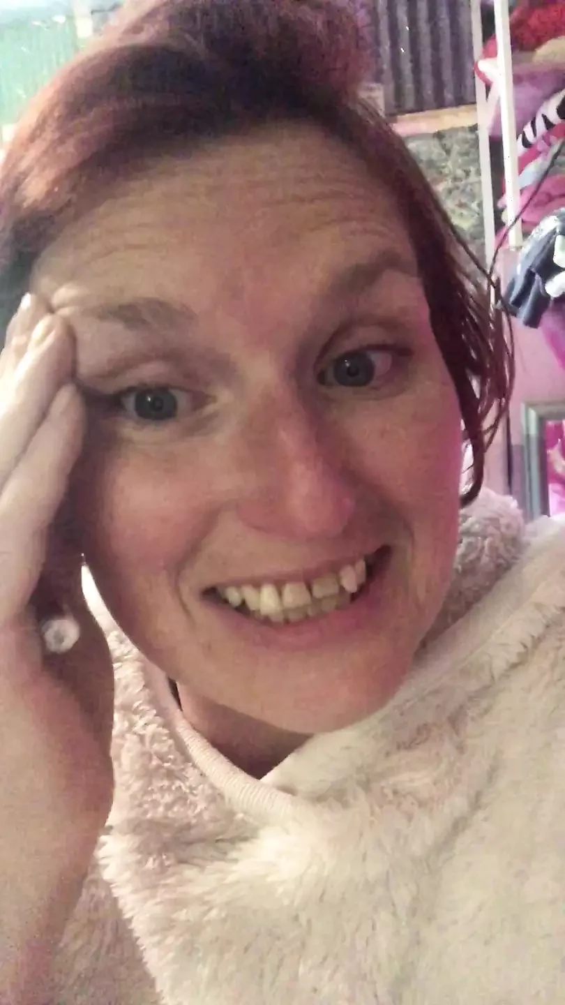 La chatte poilue et mouillée de maman sent divinement intense et a besoin de ta langue après avoir dégradé une grosse bite sexy avec un ventre énorme plus tôt