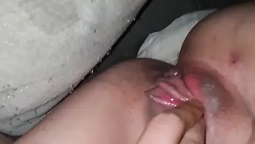 Наблюдаю, как мой муженек интенсивно играет с этой киской до сквиртующей оргазма