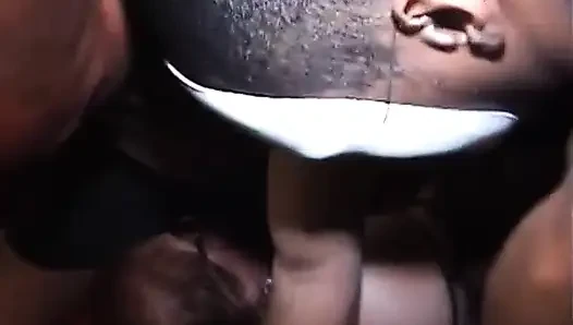 Memek pelacur nakal dientot habis-habisan di pesta seks antar ras