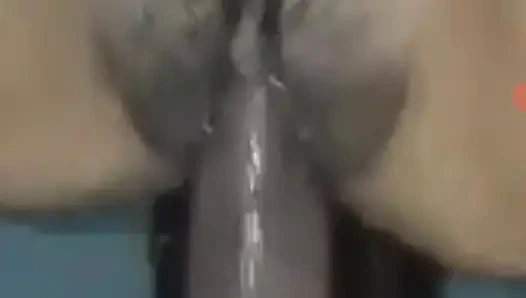 Sie squirtet so oft, dass sie ihren körper für die sensation be kichert, die sie von meinem schwanz hat