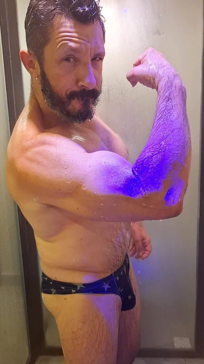 Victory Shower - POV Bareng Gouine Wrestlin