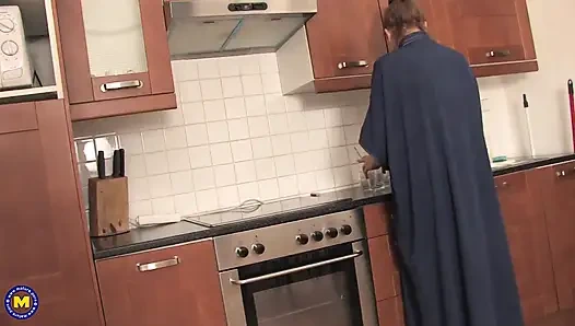 Парень-игрушка посещает зрелую секс-вечеринку