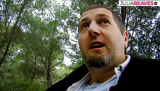 Худенькая девушка скачет на огромном хуе по земле до камшота