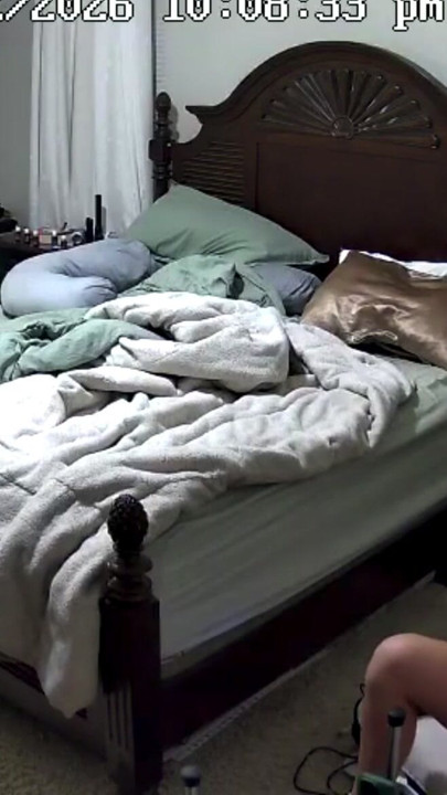 MILF petite pillada con un dildo enorme | Clip 1