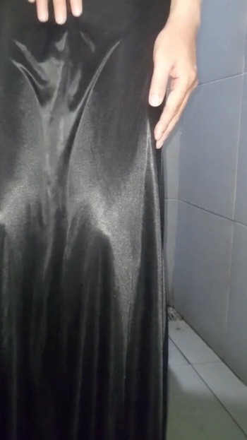 u satenskoj svilenoj haljini pjevačice | Isječak 1