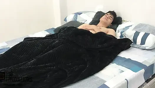 Пока мой сводный брат валяется, я надел на него наручники, и у меня есть сексуальное желание, часть 1