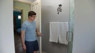 Goede stiefbroer helpt broer onder de douche