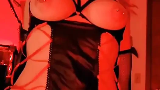 Cewek jalang ini lagi asik ngentot kontol raksasa sampai matanya merem melek