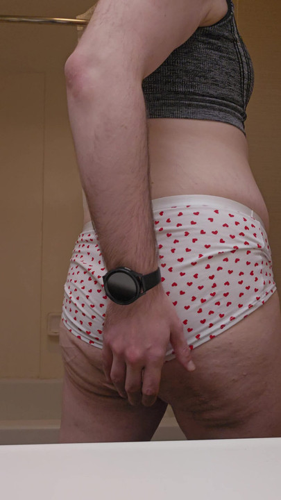 Voliš li me gledati kako tresem u ovim gaćicama?