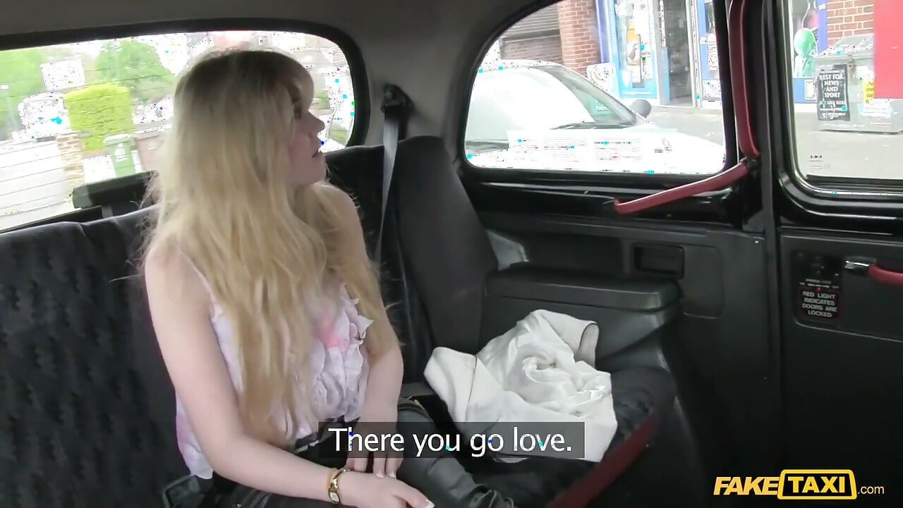 Fake taxi - ondeugende blonde Stevie Nixxx kan haar taxikosten niet betalen en wrijft over haar poesje voor een grote pijpbeurt pov