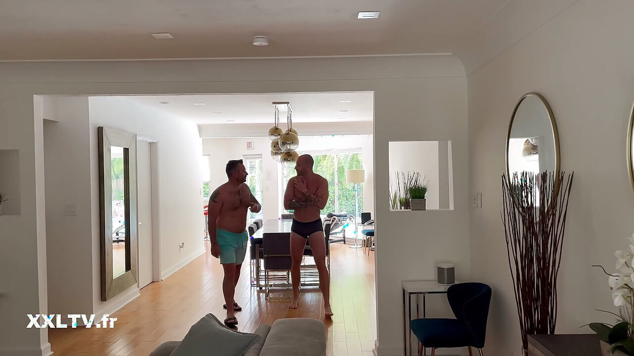 Lesbisk trio ved poolen