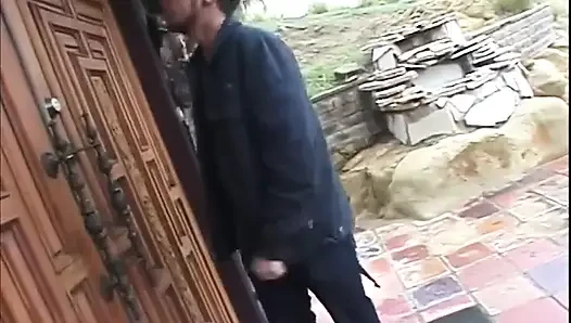 Büyük memeli sarışın olgun genç erkek avcısı 23 yaşındakine biraz terbiye öğretiyor