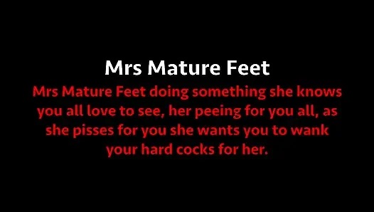 Mrs Mature Feet Peeing for you 422
