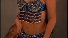 Латина-арабская милфа-танцовщица живота принимает большой член в киску и задницу