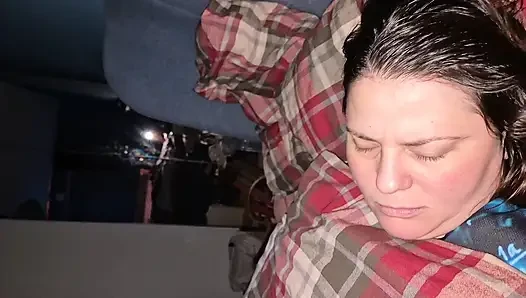 Schläfrige freundin, zwei clips mit engem sperma im mund