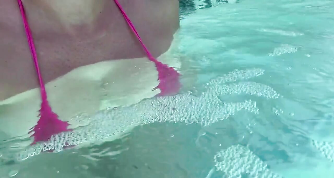 Artemisia love mostrando sus tetas perfectas en un micro bikini bajo el agua