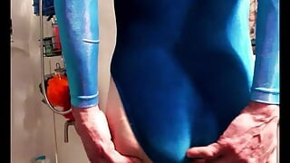 Crossdresser Michelle isprobava različito bodi