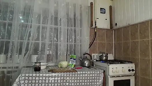 Büyük memeli seksi dağınık ev hanımı! 31 TALIMATı! Göğüsleri yemekle kaplıyor!