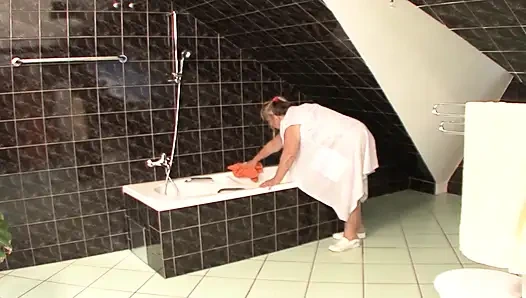 Огромная немецкая шлюшка скачет на хуе в ванной