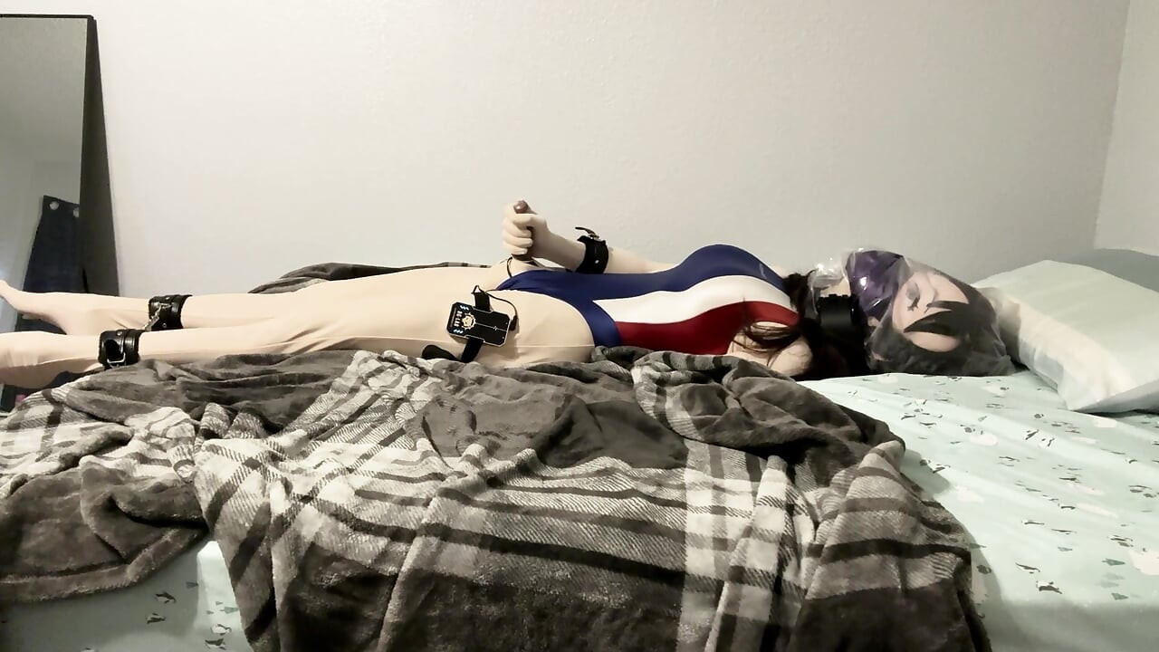 Kigurumi breathplay masturbación con estim