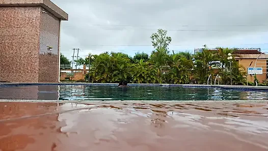 Sperma schwimmen im pool, harter sex im wasser, doppelter orgasmus