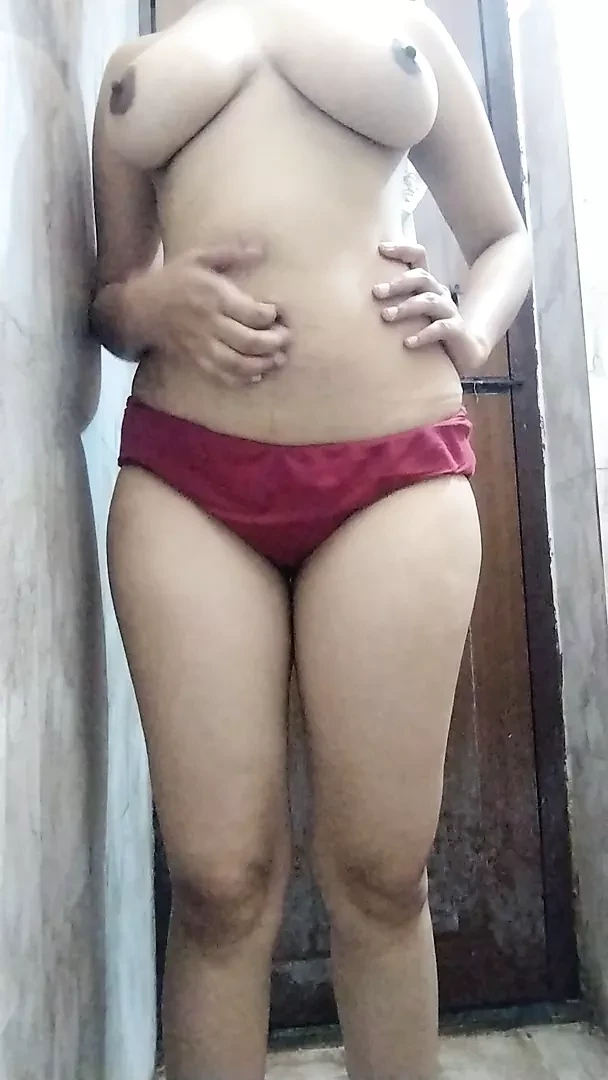 Nangi bhen ko nahate hue dekhkar banaya video hot step sister