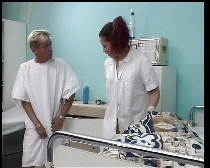 Amaterska medicinska sestra iz Nemačke je tu da joj se jebe tesna rupica