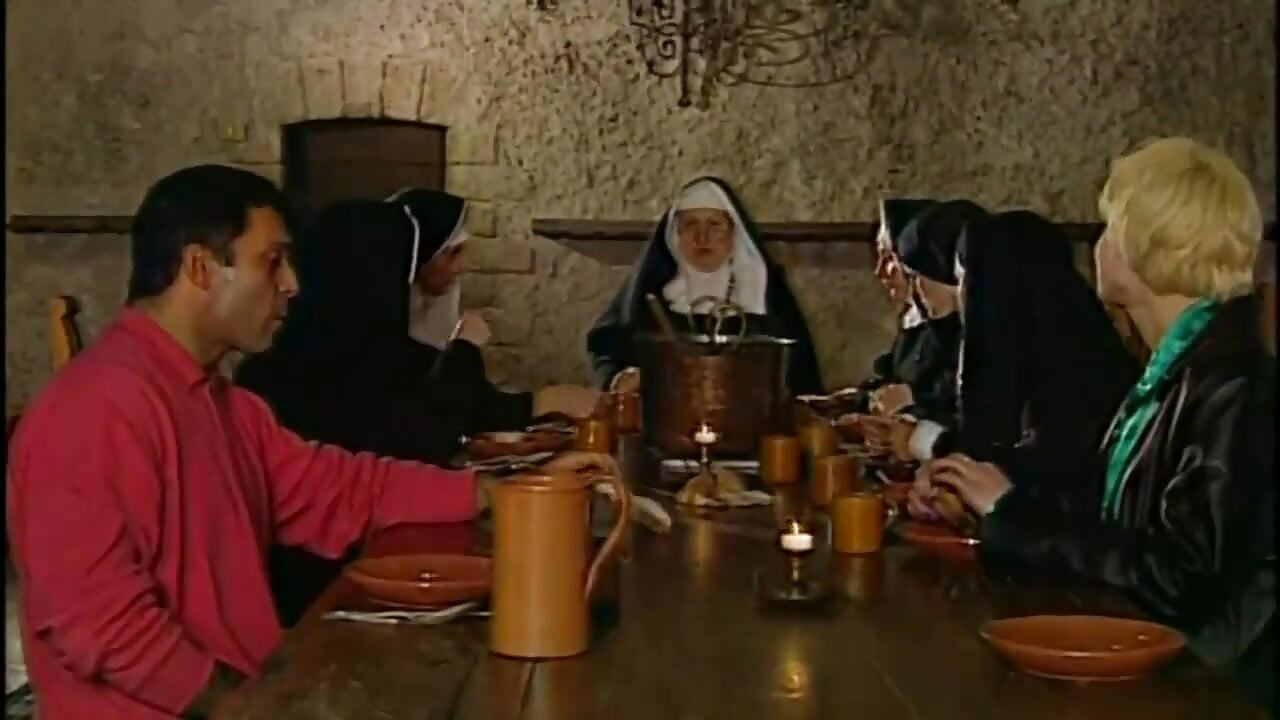 Ασπρόμαυρο πρωκτικό όργιο καλόγριας στο μοναστήρι