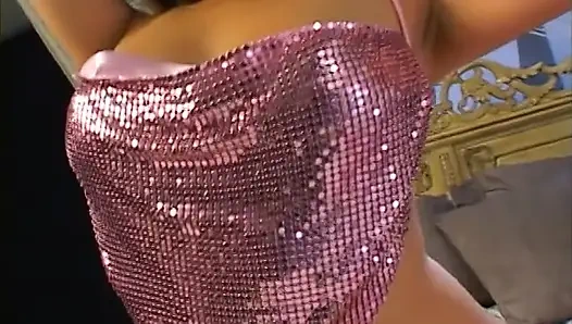 Cewek cantik Asia suka merokok sebelum ntes mainan seks baru