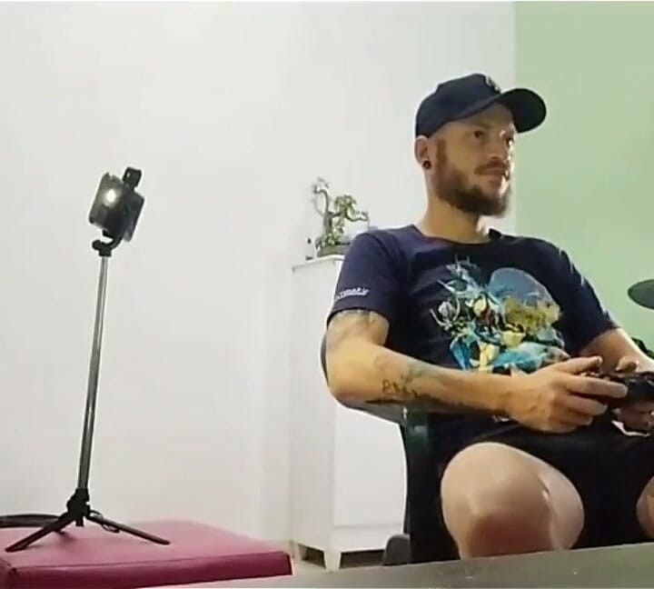 Była dziewczyna mojego przyjaciela dała mi loda, gdy grałem w gry wideo.