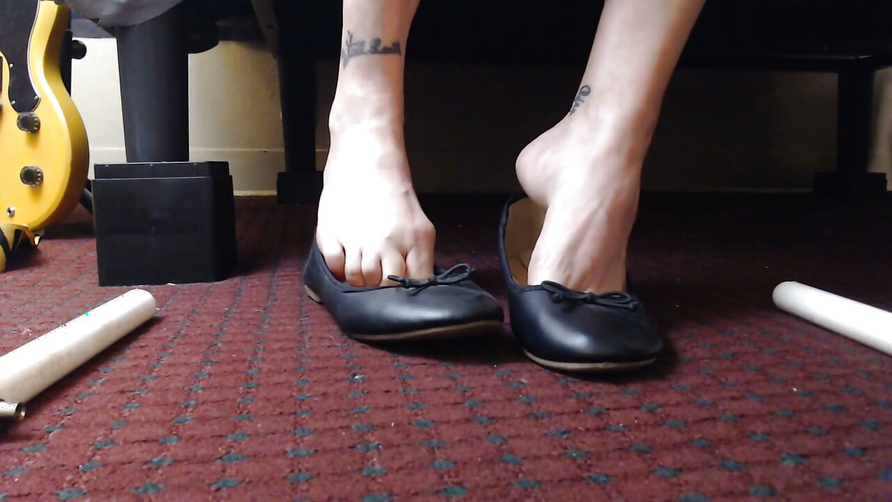 Super cute black ballet flats and toe wiggling