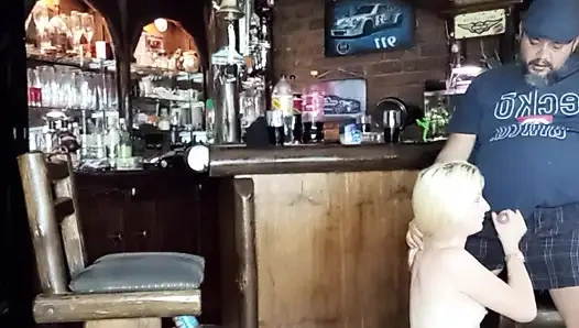 Kız arkadaşım beni emiyor ve arkadaşlarımın yarağı gırtlağına ve göğüslerine boşalıyor