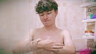 Gemenele drăguțe Emmanuel Kokichi făcându-se cu o labă spumă la duș