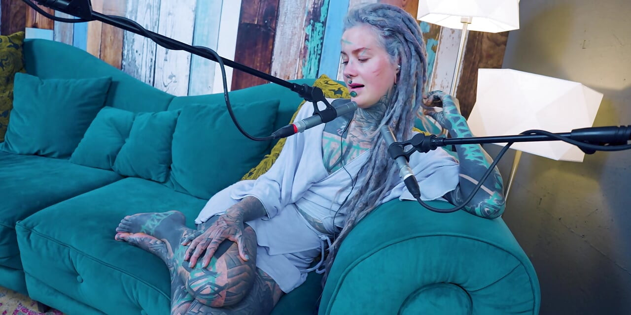 Y hakkında konuşuyorum - sen - asmr podcast sfw konuşuyor gotik sıska kız dreadlocks dövmeli model dövmeli kız
