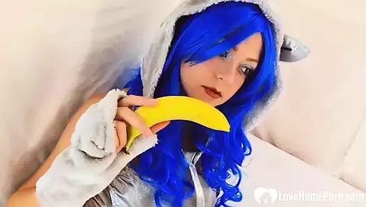 角色扮演者用香蕉插入她毛茸茸的阴户